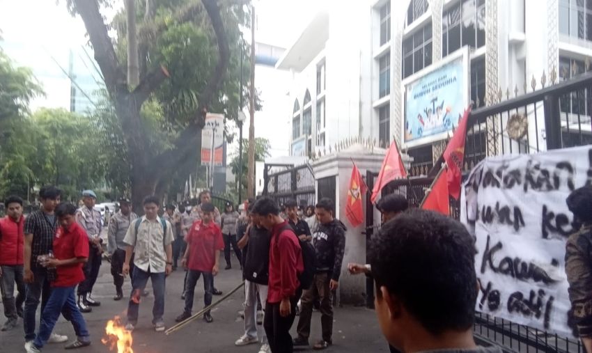 Massa Liga Mahasiswa Nasional "Murka" Gelar Aksi Bakar Ban Bekas di Depan DPRD Sumut