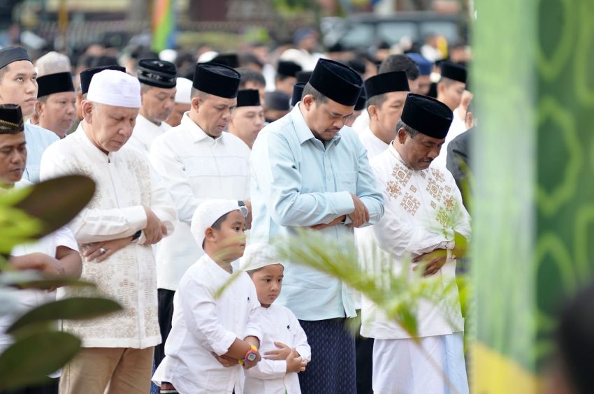 Bobby Nasution Salat Idul Adha Bersama Ribuan Warga Binjai, Pemprov Sumut Salurkan 167 Hewan Kurban