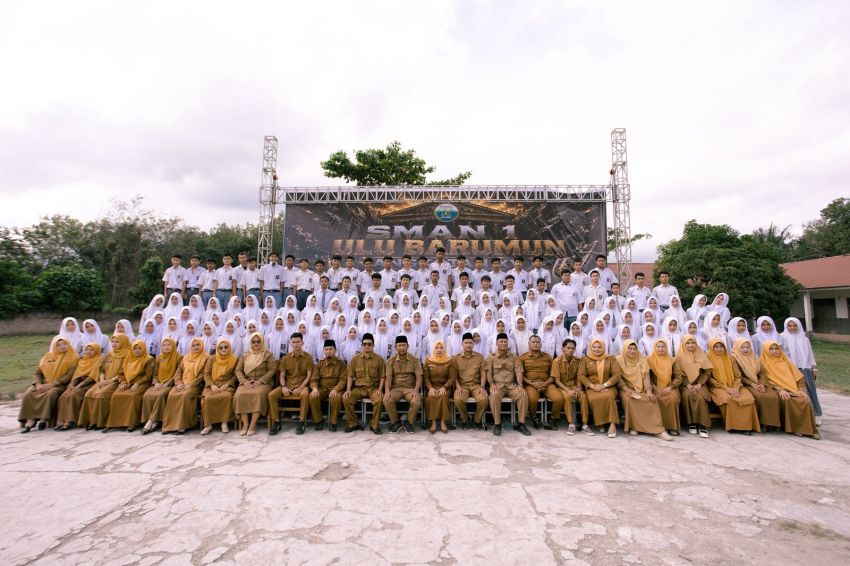 Pelukan Guru dan Orang Tua Iringi Pelepasan Siswa Kelas XII SMAN 1 Ulu Barumun