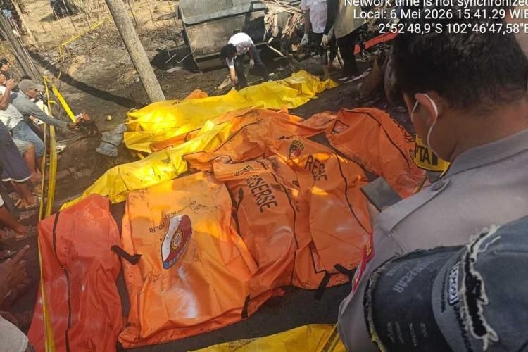 Bus ALS Tabrakan dengan Truk Tangki BBM di Jalinsum, 16 Tewas Terbakar