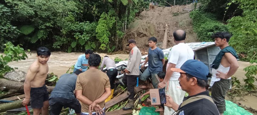 Longsor di Jalinsum Tarutung&ndash;Sipirok Seret Pikap ke Jurang, 3 Orang Tewas