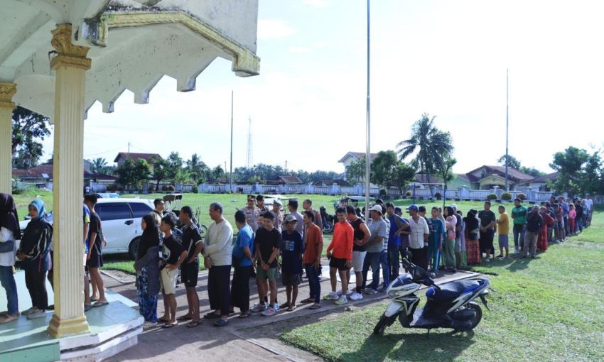 Puluhan Warga Antre Sarapan Gratis di Warung Polri Presisi Polres Labuhanbatu