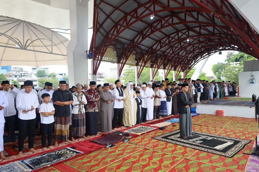 Plh Wali Kota Tanjungbalai Salat Iduladha Bersama Ribuan Warga