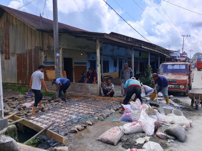 Masyarakat Saribudolok Gotong-royong Perbaiki Titi Jalan Hatirongga