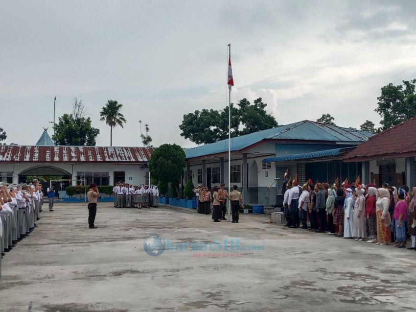 Guru dan Kepala Sekolah Kenakan Pakaian Adat, SMKN 1 Siantar Gelar Upacara Peringatan Hardiknas