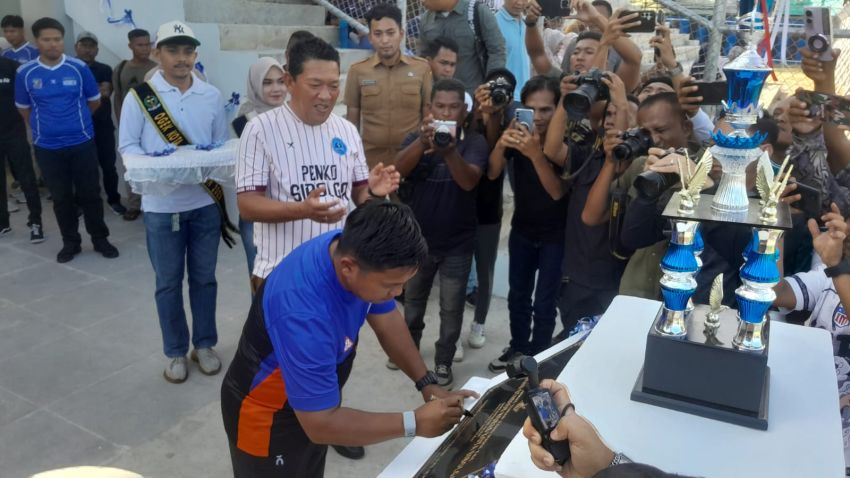 Penuhi Janji Kampanye, Syukri Resmikan Lapangan Stasion Horas Sibolga