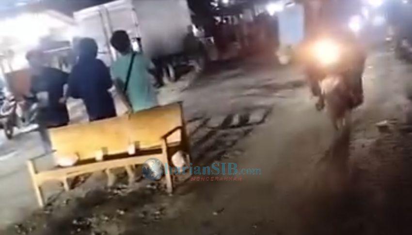 Protes Jalan Rusak, Ratusan Warga Sambirejo Tutup Akses Jalan