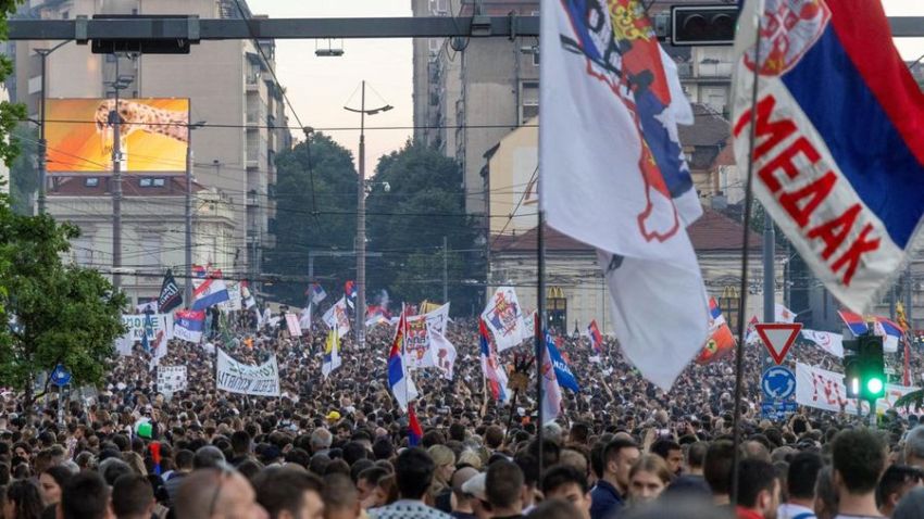 Serbia Bergejolak! Bentrokan Pecah saat Massa Tuntut Pemilu Dipercepat