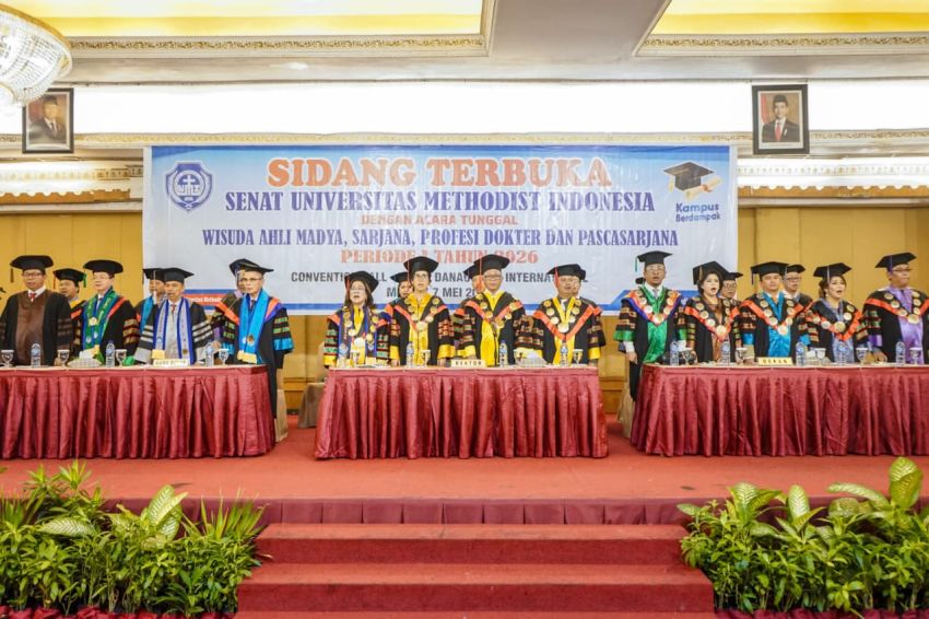438 Wisudawan UMI Dikukuhkan, Dr Humuntal Rumapea: Lulusan Harus Cerdas, Religius dan Bermoral