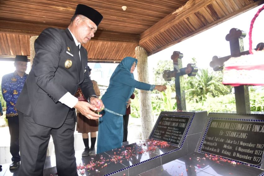 Peringatan Harkitnas, Wabup Tapteng Ziarah Ke Makam Pahlawan