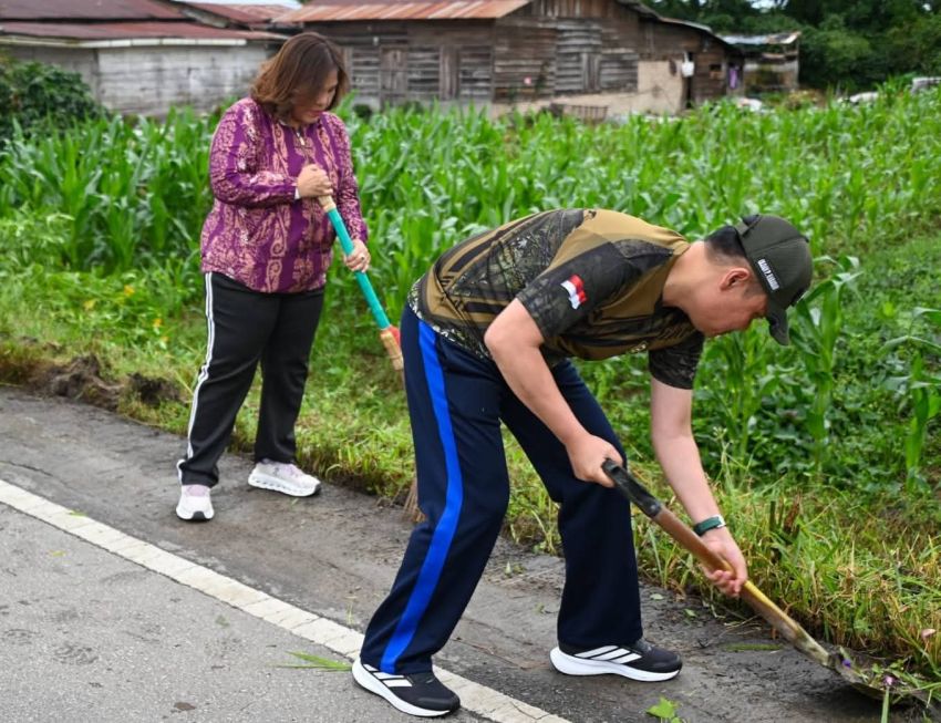Semangat Gotong Royong, Bupati Humbahas dan Ketua TP PKK Pimpin Aksi Kebersihan di Paranginan
