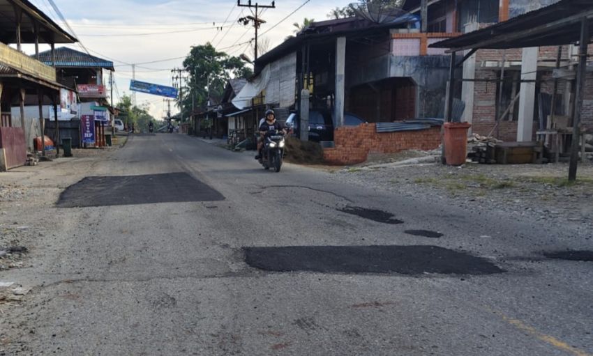 Kurangi Risiko Kecelakaan, PPK 35 Gerak Cepat Petbaiki Jalan Berlubang di Nias