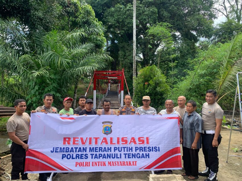 Polres Tapteng Perbaiki Jembatan Rambin Akses Warga Pascabencana