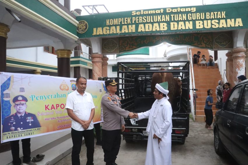 Kapolda Sumut Serahkan Sapi Kurban 600 Kg ke Persulukan Serambi Babussalam Simalungun