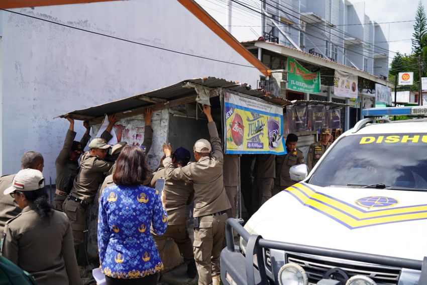 Pemkab Toba Tertibkan Pedagang di Jalan Gereja Balige