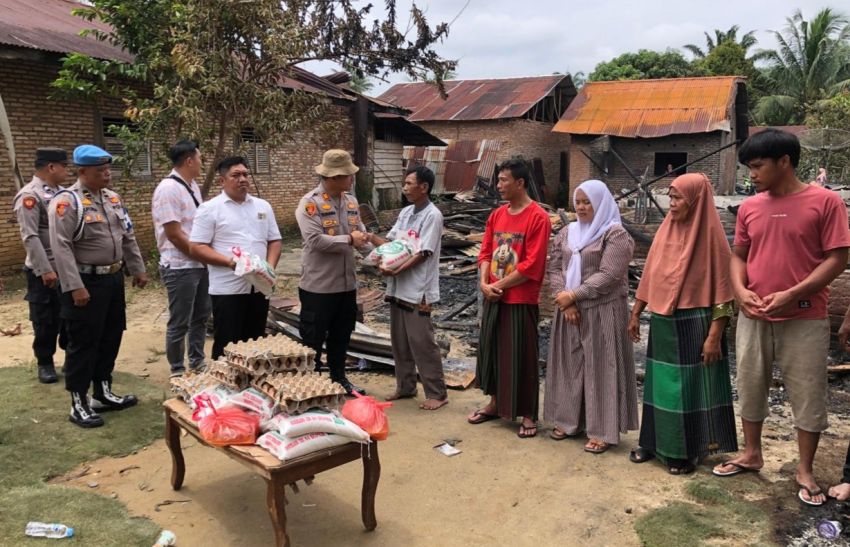 Kapolsek Na IX-X AKP Bantu Korban Kebakaran di Batutunggal Labura