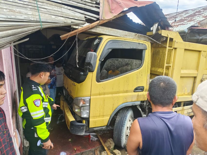 Truk Hilang Kendali di Gunungsitoli, Pejalan Kaki Tewas dan Dua Rumah Rusak