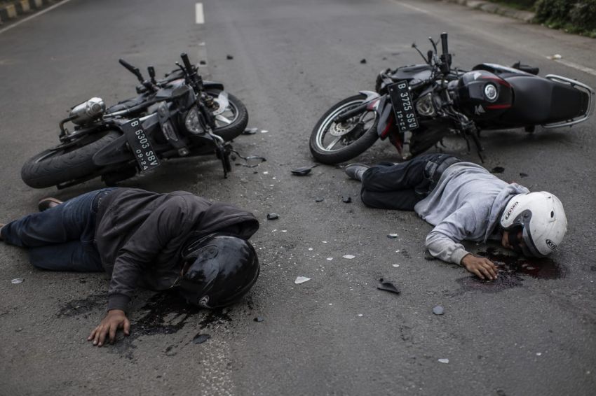 Dua Pengendara Sepeda Motor Tewas dalam Laga Kambing di Medan Perjuangan