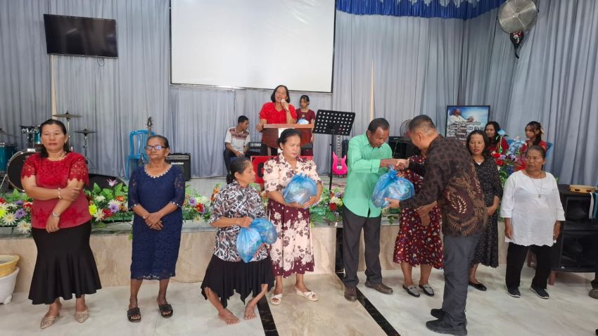 Polres Batubara Gelar Berbagi Kasih di GKII Kuala Tanjung