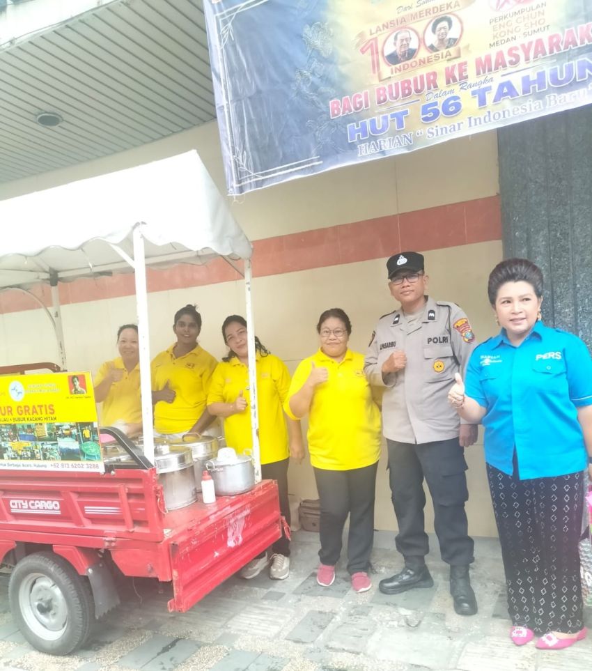 Polsek Medan Kota Kawal Pembagian Bubur dalam Rangka HUT ke-56 Harian SIB