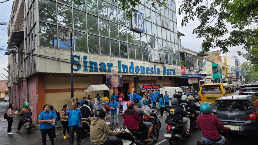 HUT ke-56 Harian SIB: Ribuan Warga dan Pengguna Jalan Nikmati Bubur Gratis di Depan Kantor SIB