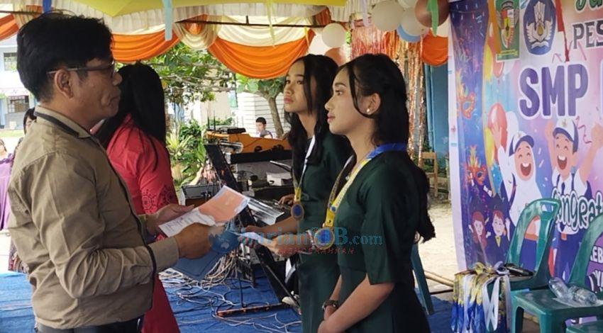 Prestasi Membanggakan, 2 Siswi SMP Negeri 1 Raya Masuk SMA Taruna Nusantara