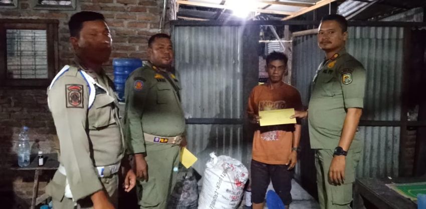 Satpol PP Sergai Hentikan Aktivitas Pabrik Arang Batok di Seibamban