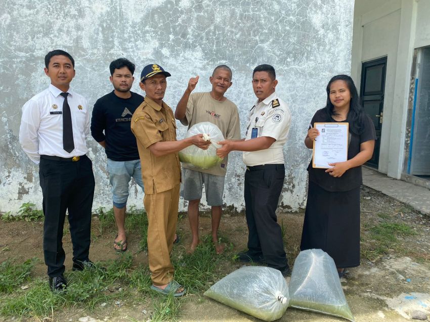 Dinas Ketahanan Pangan Simalungun Serahkan Bantuan Bibit Ikan Nila ke Lapas Kelas IIA Pematangsiantar