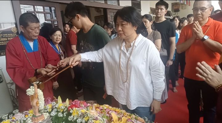 Mandikan Rupang di Hari Raya Waisak, Umat Buddha Bersihkan Diri Dari Pikiran Kotor, Kebodohan, dan Keserakahan