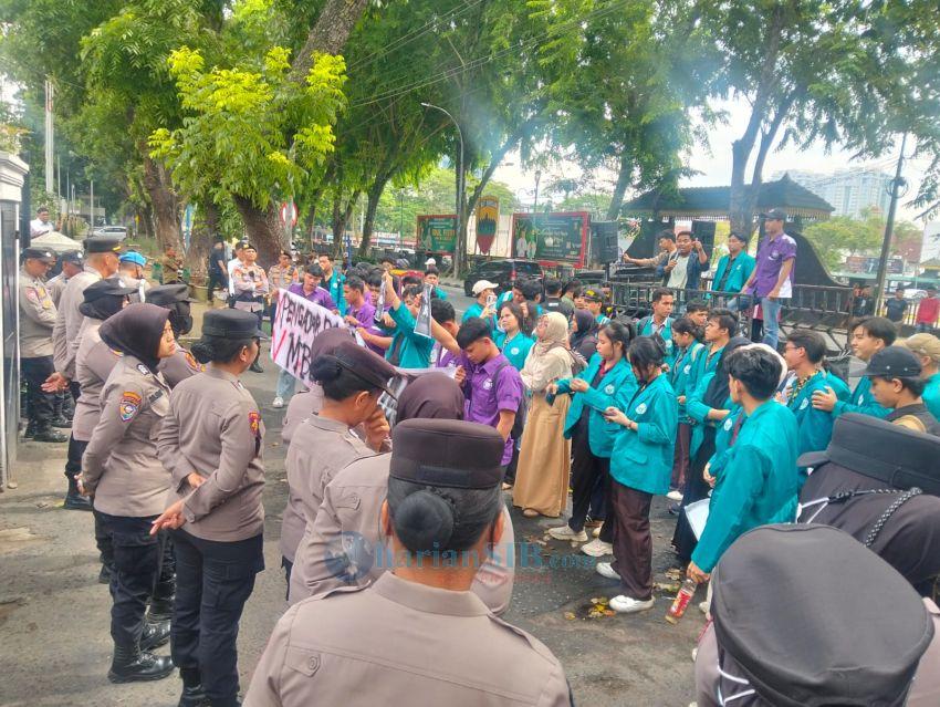 Massa BEM SI Sumut Unjuk Rasa ke DPRD SU Tolak Program MBG Salah Sasaran