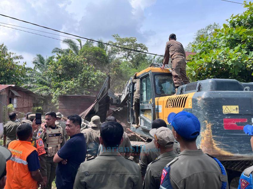 Tim Gabungan Pemkab Deliserdang Bongkar Rumah Tak Miliki IMB di Jalan Tirta Deli