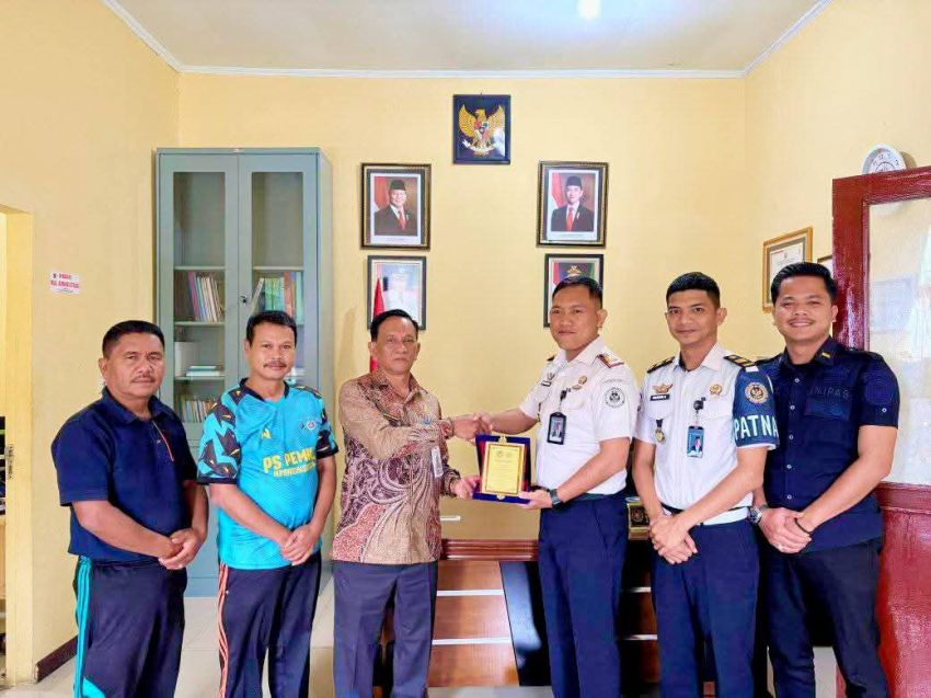 Disdukcapil Terima Piagam Penghargaan dari Rutan Kelas IIB Humbahas