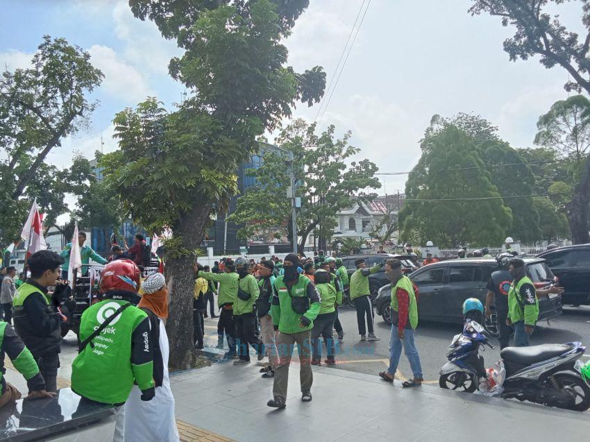 Puluhan Driver Ojol Demo di Kantor Gubernur Sumut