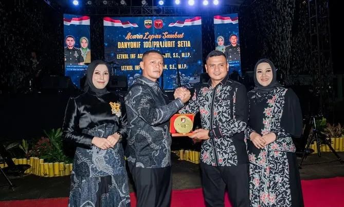 Letkol Agus Rangkuti Serahkan Komando Yonif 100/Prajurit Setia kepada Letkol Amirul Husin