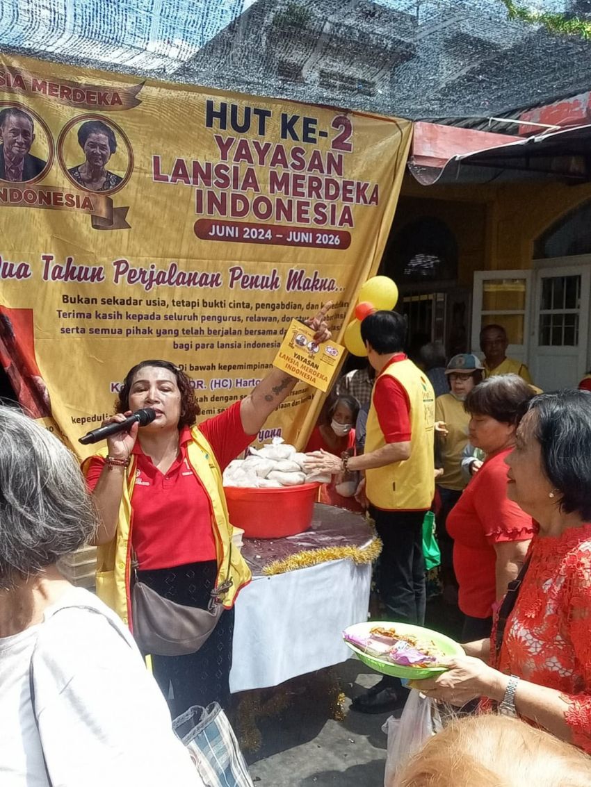 Massa Menyemut Chi d&agrave;can HUT ke-2 Yayasan Lansia Merdeka Indonesia