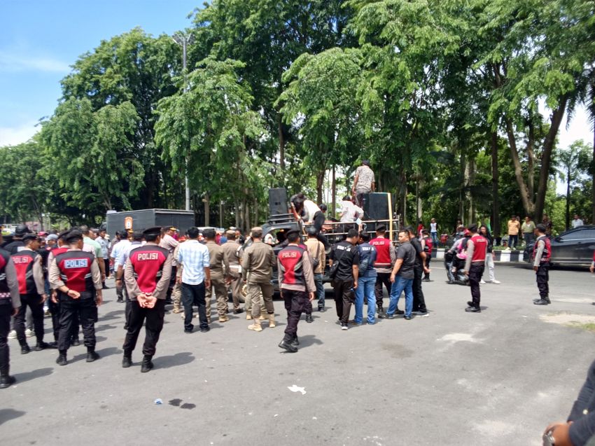 Pelantikan Kades di Deliserdang Diwarnai Unjuk Rasa, Bupati Pulang Naik Mobil Polisi