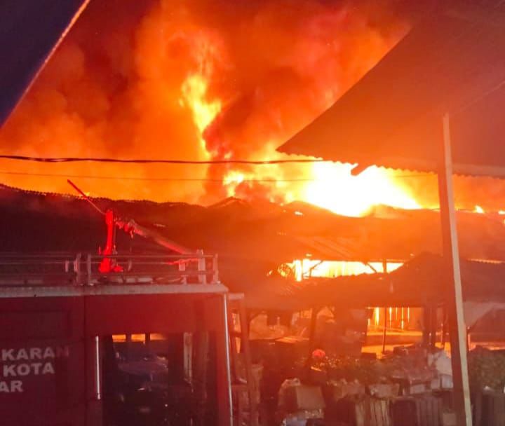 Api Melalap Pasar Dwikora Parluasan, Sekitar 200 Kios Hangus Terbakar
