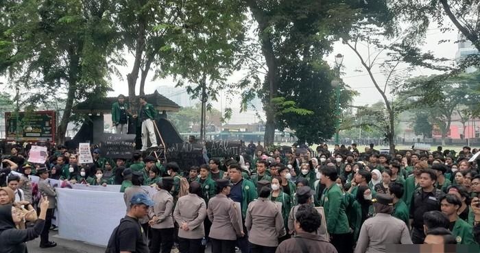 Mahasiswa Demo di Kantor DPRD Sumut, Tuntut Hentikan MBG-Jaga Harga BBM