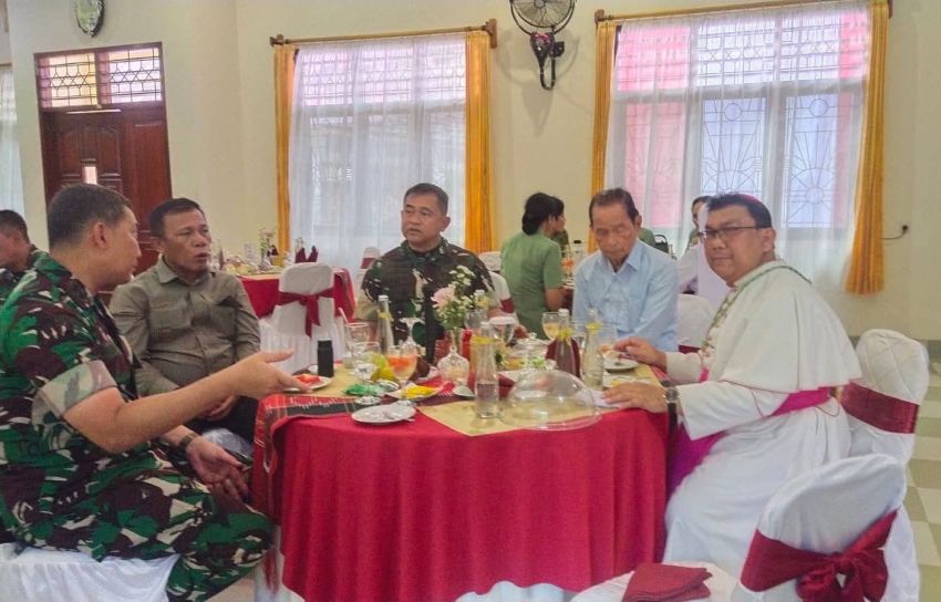 Uskup Sibolga Kuatkan Bupati Masinton Ditengah Proses Pemulihan Pasca Bencana di Tapteng