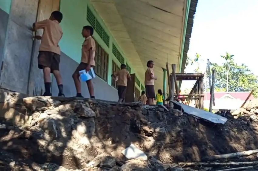 Pembangunan Koperasi Desa Merah Putih Rusak Bangunan Sekolah di Ende
