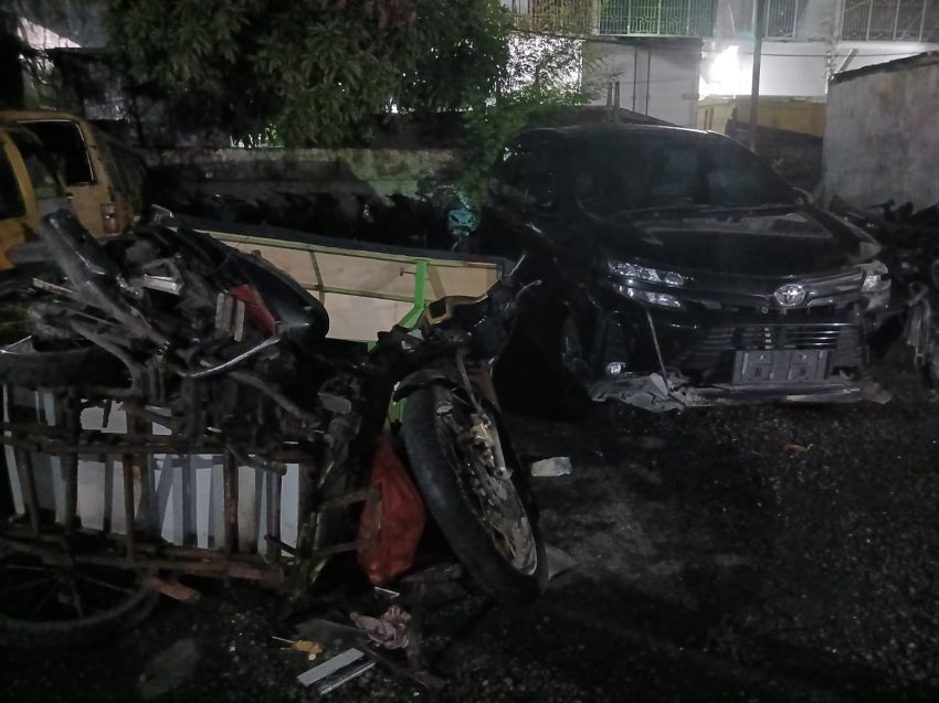 Mobil Avanza Oleng Tabrak Gerobak Bakso di Medan, Empat Orang Terluka