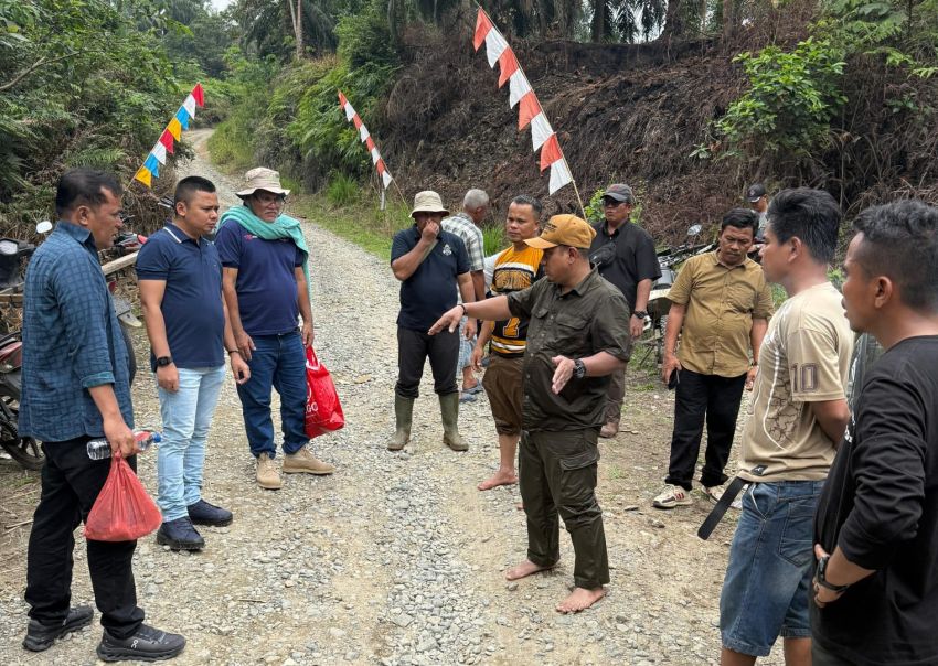 Ketua DPRD Labura Bersama Manajer PTPN IV Berangir Tinjau Jalan Rusak di Seiraja