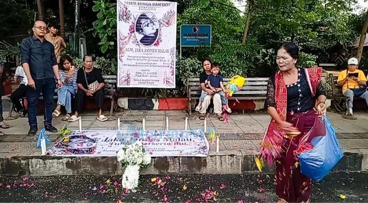 Keluarga Tabur Bunga di Taman Bunga, Kenang Kepergian Jaka Jannes Malau