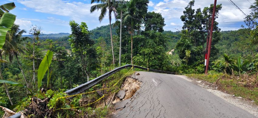 Jalan Idanogawo-Ulugawo Nias Amblas, Ancam Keselamatan Warga
