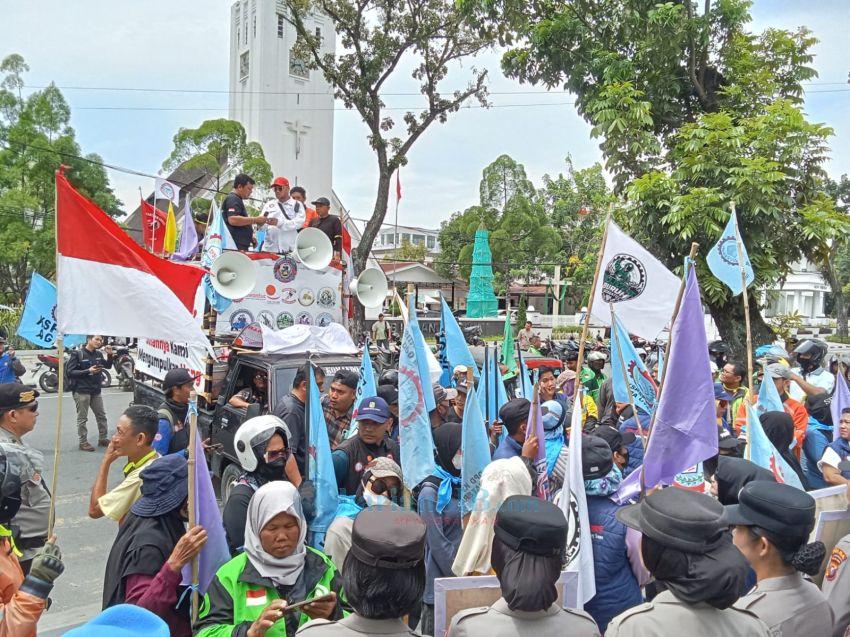 Puluhan Driver Ojol Aksi Damai di Kantor Gubernur Sumut