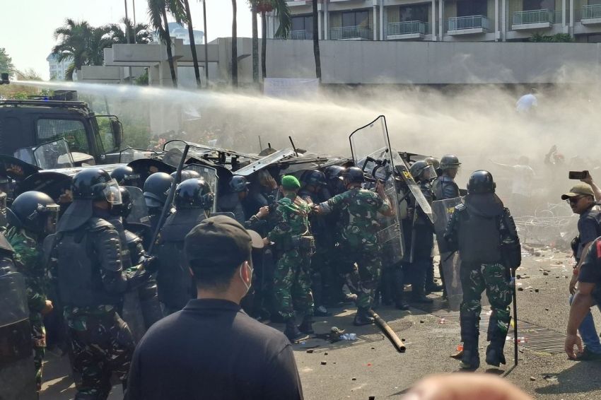 Aparat Gabungan Kuasai Hotel Sultan, Massa Simpatisan Dipukul Mundur