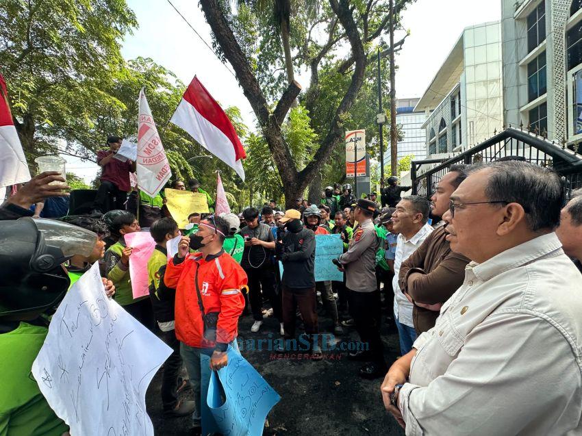 Pengemudi Ojol "Kepung" DPRD SU Tuntut PT Pertamina Tanggungjawab Atas Kelangkaan BBM