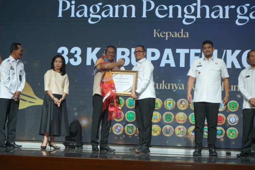 Pemko Tanjungbalai Terima Penghargaan Menteri Hukum RI