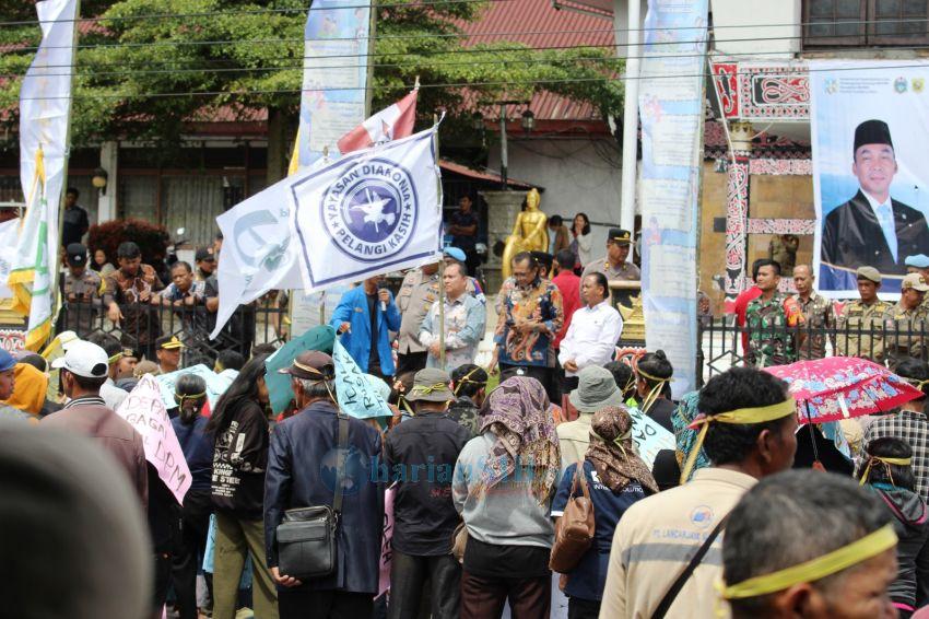 Ratusan Warga Unjuk Rasa di Kantor Bupati Dairi, Desak Penutupan PT DPM