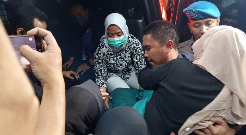 Dokter Tifa Dirawat Usai Lemas dan Dibopong ke Mobil Tahanan